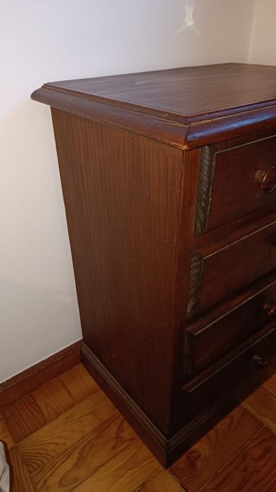 Mesinha cabeceira/armário