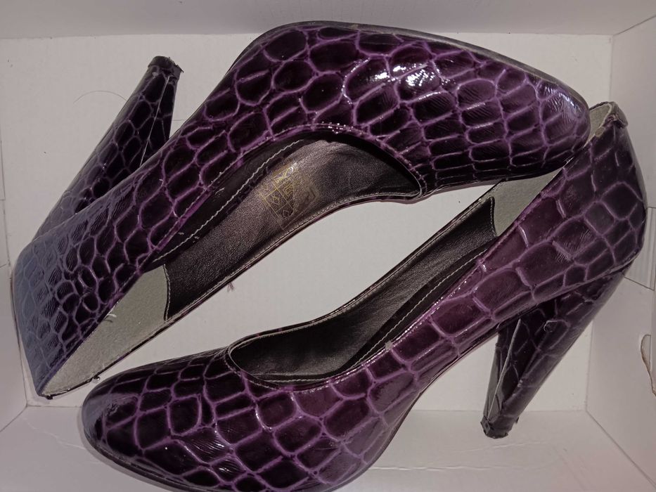 Sapatos salto alto violeta tamanho 38 em verniz