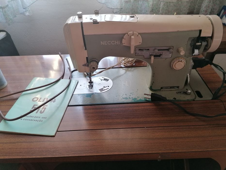 Máquina costura com móvel, pedal e motor