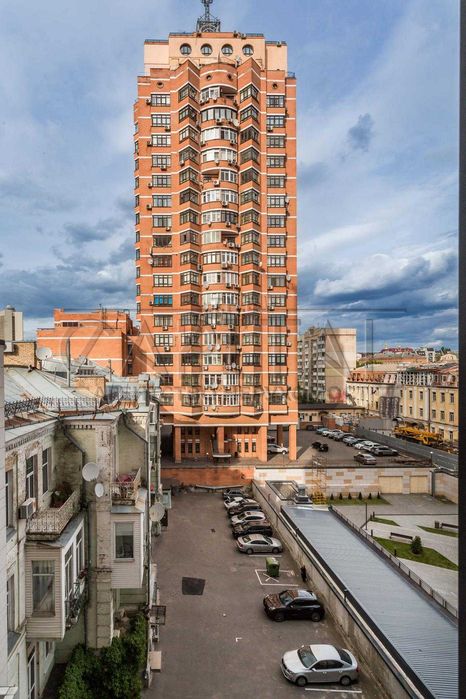 Продаж трикімнатної квартири, в ЖК бізнес-класу Ярославів Град. метро Золоті Ворота