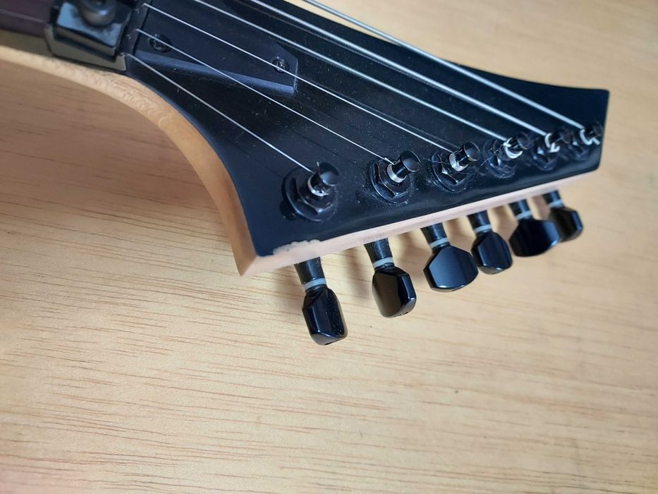 Guitarra eletrica tipo Jackson/Ibanez com Floyd Rose