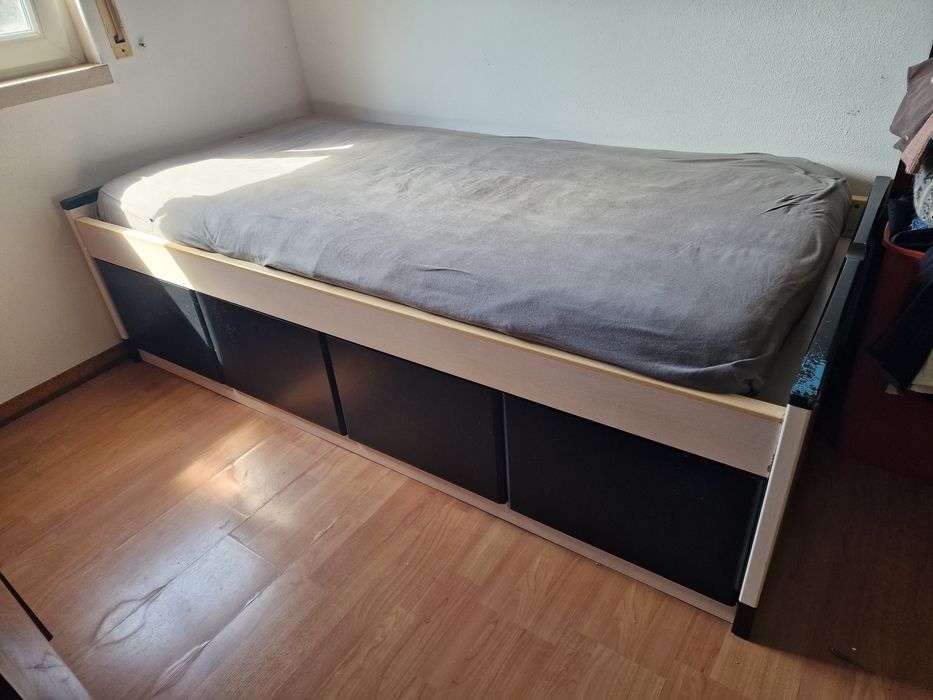 Cama Solteiro + Mesa Cabeceira