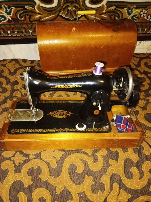 Швейна машинка,механічна,в користуванні майже небула