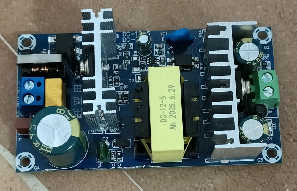 Якісний блок живлення 12В/6А