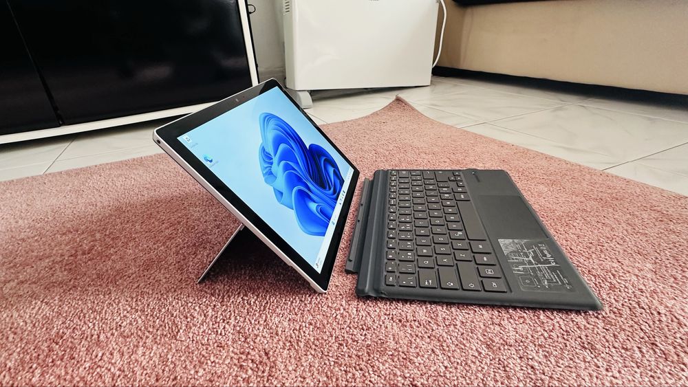 Surface Pro 5 (2-in-1 tablet/laptop) i5 8GB 238GB WINDOWS 11