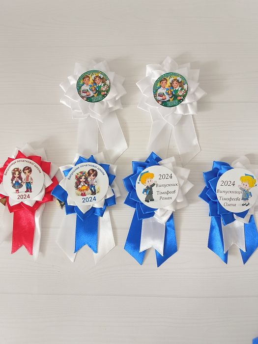 Брошки для випускників