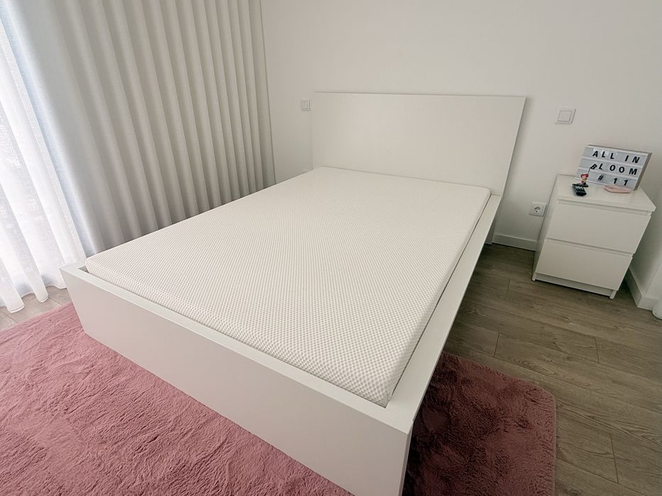 Cama, colchão como novos + mesa de cabeceira