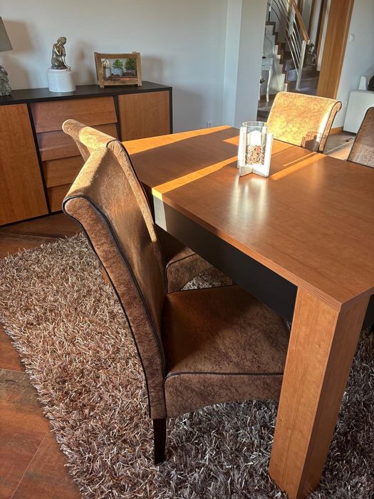Conjunto Mesa e Cadeiras + Aparador