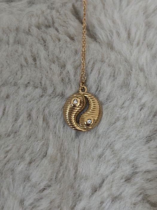Colar dourado Yin-Yang com cristais