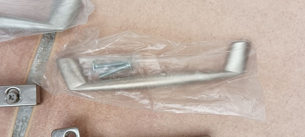 Dobradiças para portas de armários de cozinha. Puxadores