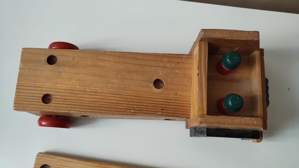 Stare drewniane auto ciężarowe