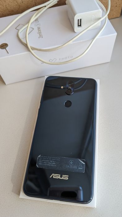 Смартфон Asus ZenFone 5 Lite
