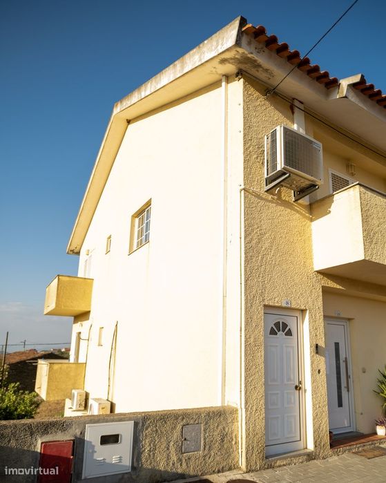 Moradia Bifamiliar Duplex com Garagem, e Quintal Privado em  Foz Côa