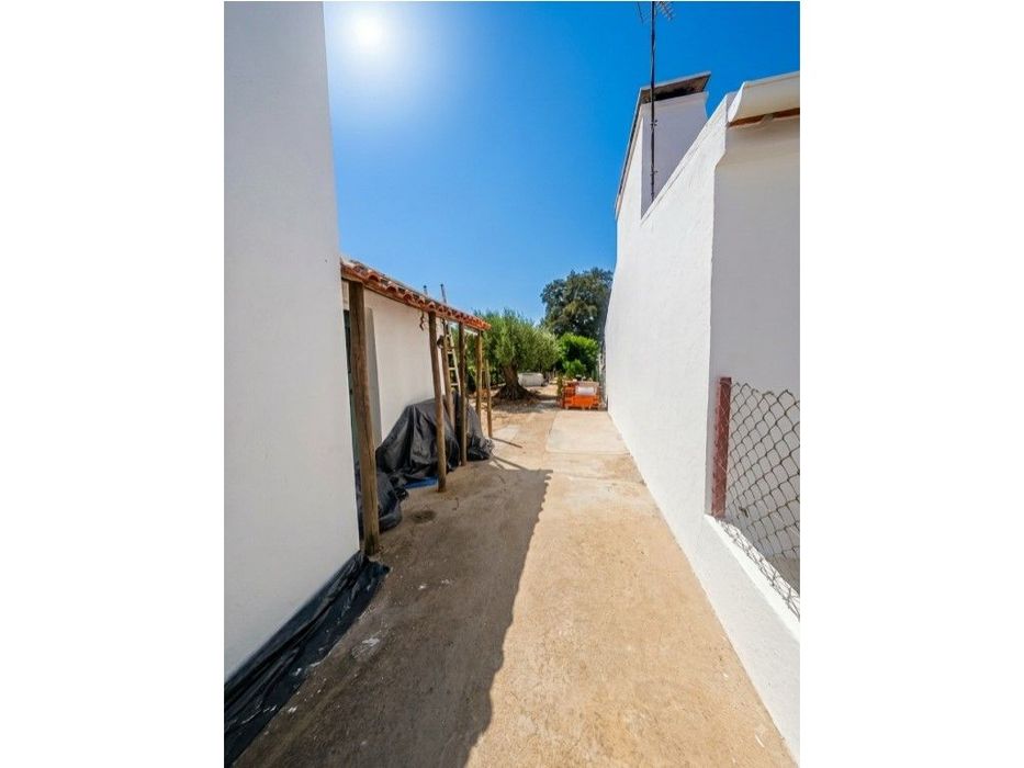 Moradia T2 Totalmente Remodelada com Terreno e Poço em Vale do Pereiro
