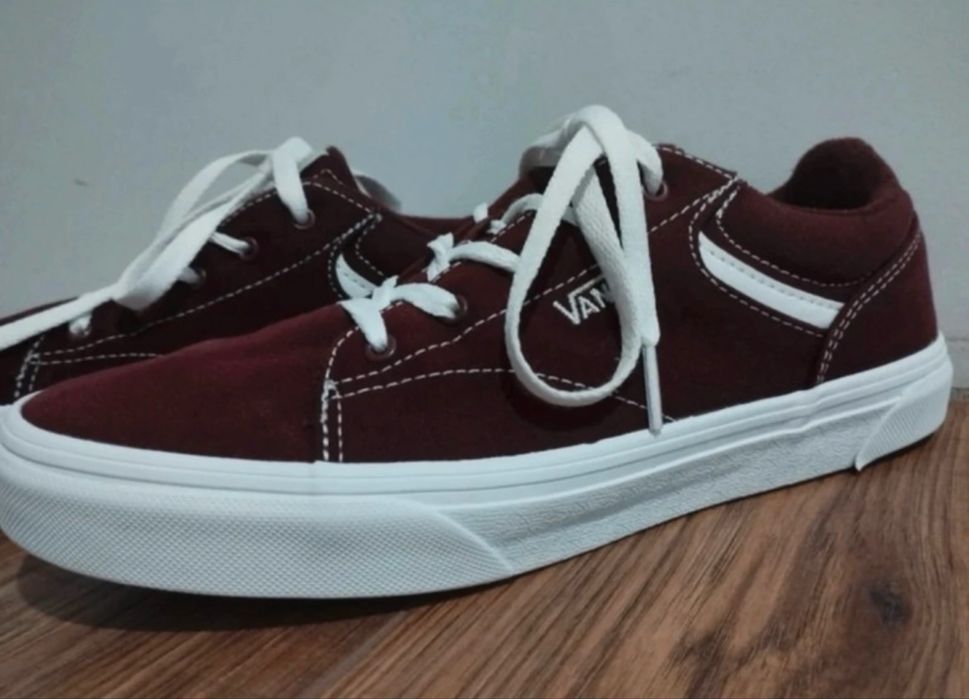 Burgundowe buty Vans