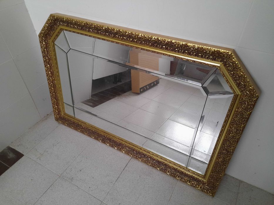 Espelho com moldura em talha dourada