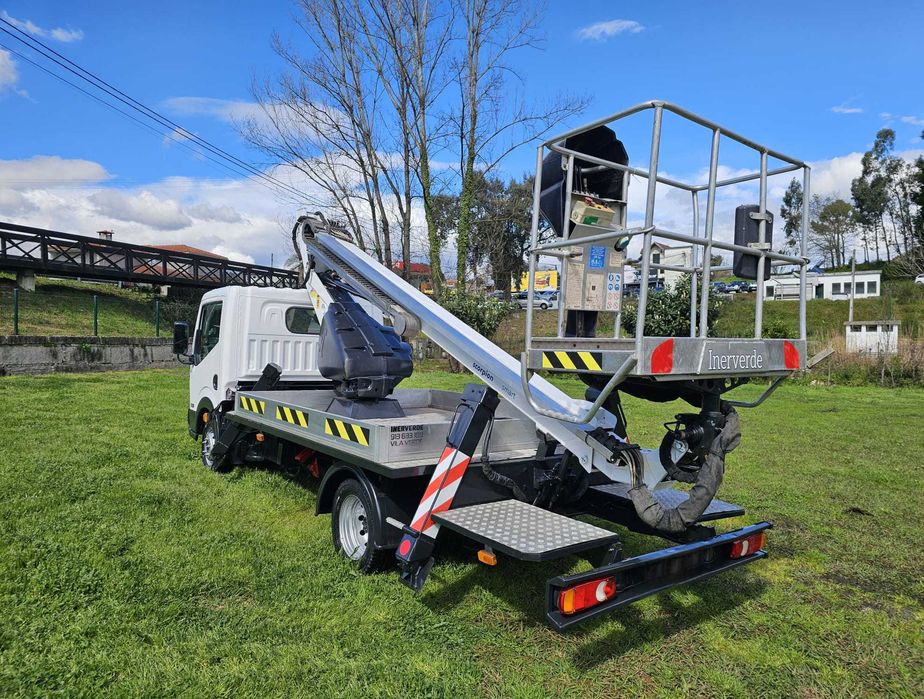 Nissan cabstar barquinha elevatória