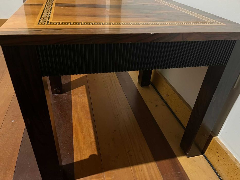 Mesa pequena de madeira maciça