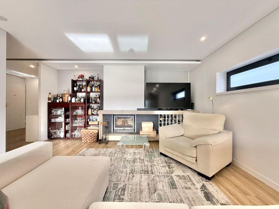 Apartamento T3 com Terraço, Garagem e Piscina – Ferreiros