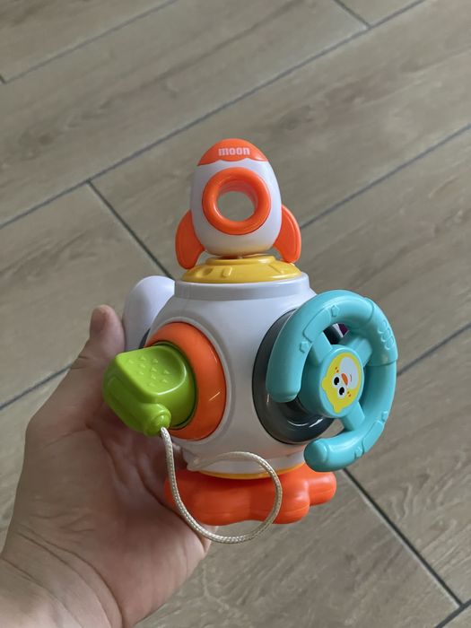 Поїзд з кульками, метелик та інші іграшки