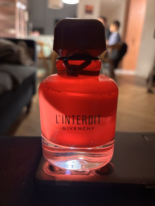 Perfumy Givenchy, zuzycie minimalne, widoczne na zdjeciu