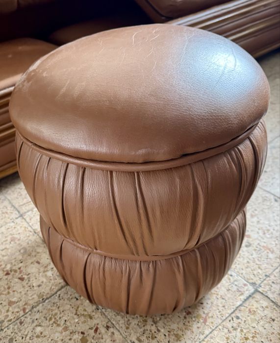 Sofá-cama, poltronas e puffs em pele