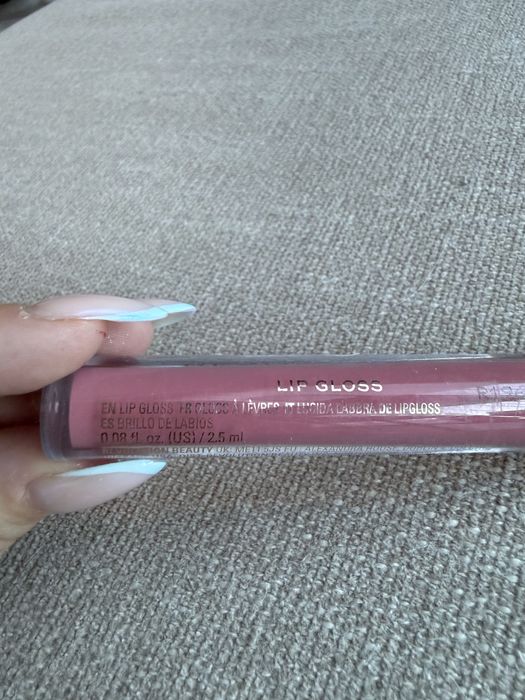 Makeup Revolution Lip Gloss - różowy błyszczyk do ust