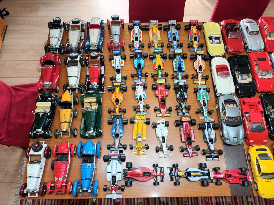 78 carros. Fantástica coleção Burago “Made in Italy” 1/18 ou 1:80