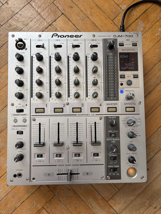 Pioneer DJM-700 мікшер