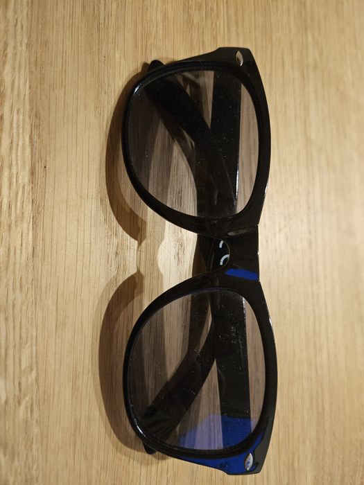 Okulary przeciwsłoneczne z logo LG