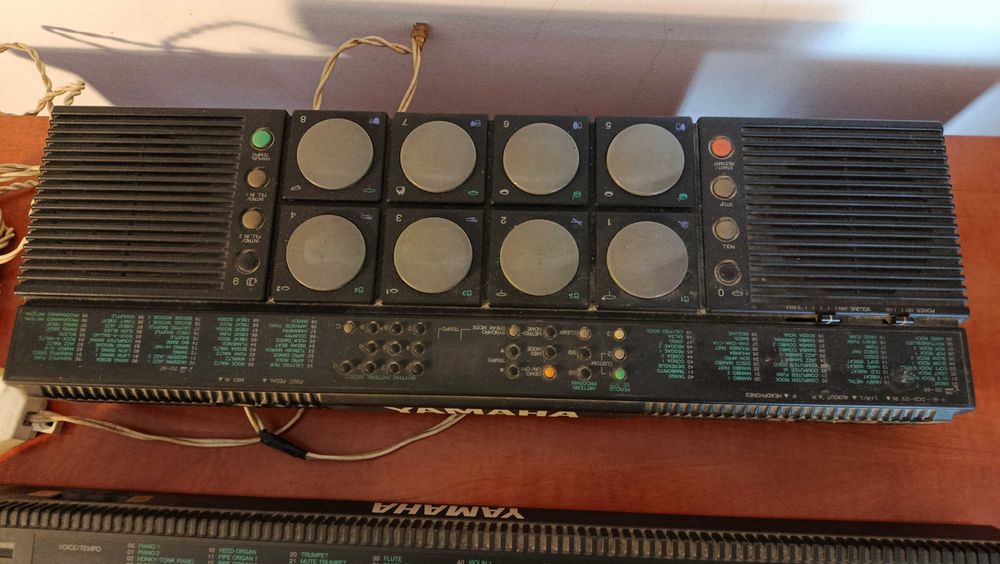 Equipamento Yamaha de Precursão, piano e coluna de som