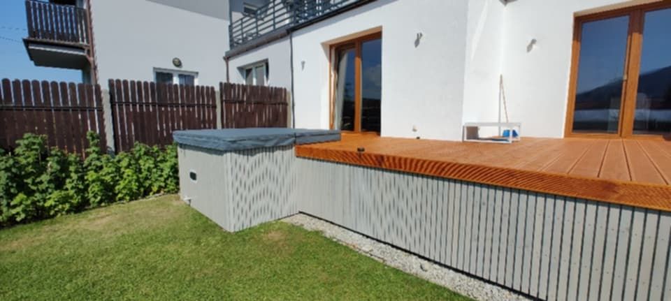 Jacuzzi w tarasie. Zabudowa tarasu drewnianego. Taras drewniany, jacuzzi Spa