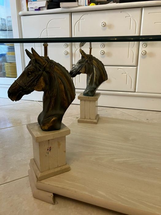 Mesa de sala com cavalos em bronze com tampo de vidro  como novamo nov