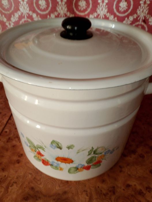 Продам кастрюлю эмалированную на 10-12 л малопользованную