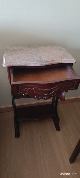 Mesinha de entrada com pedra marmore