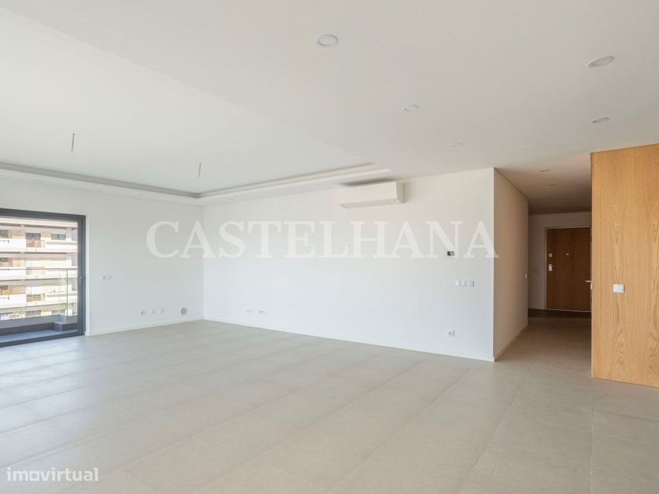 Apartamento T2 duplex, com varanda, em Faro