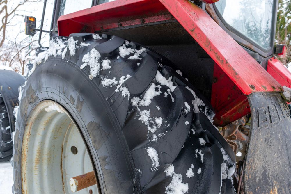 Ciągnik Belarus MTZ 820 + pług do śniegu 2010 r.