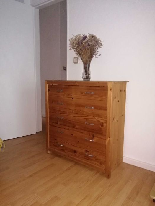 Cómoda em madeira com 5 gavetas
