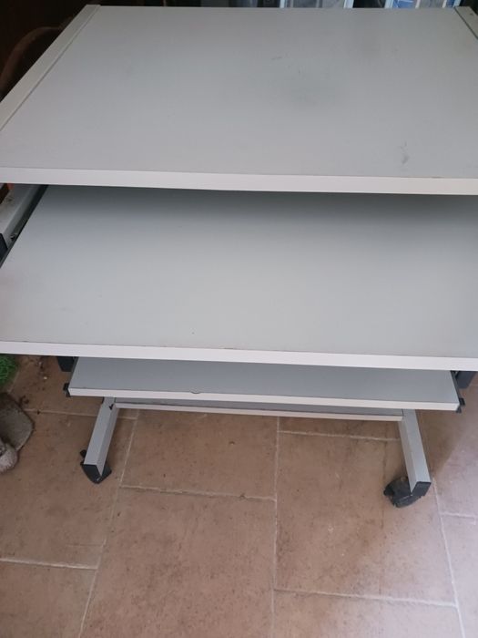 Secretaria resistente com rodas