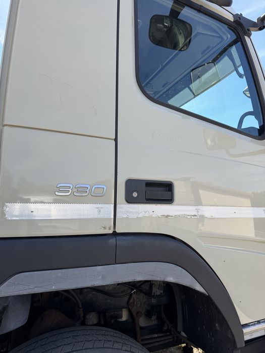 Volvo FMX 330 com bascúla e grua
