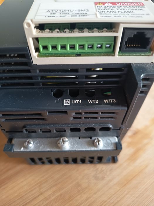 Variador Telemecanique ATV12HU15M2
Tem entrada a 230V e saída trifási