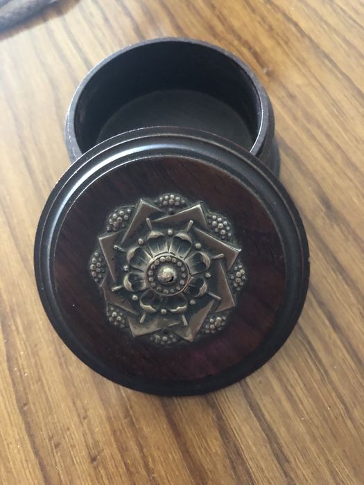 Várias peças em pau preto