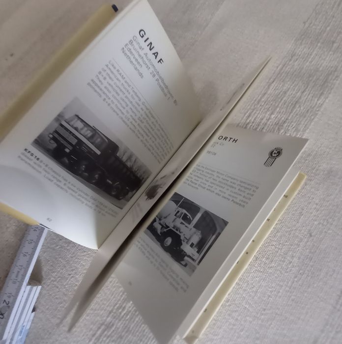 Livro sobre camiões antigos americanos