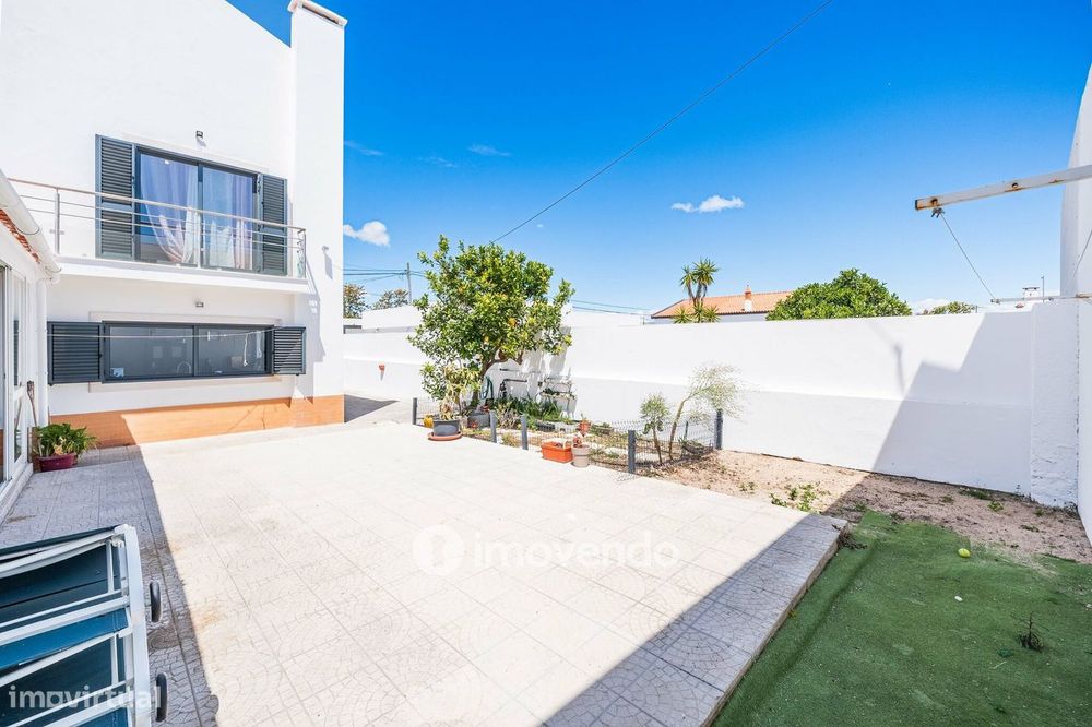 Moradia T3+1 de design moderno, com jardim, na Quinta do Anjo