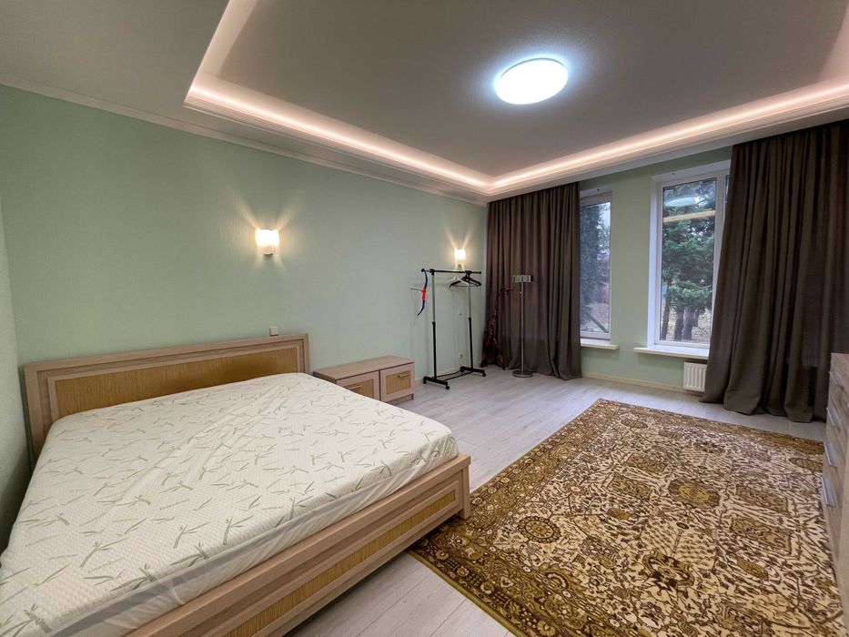 Будинок з ремонтом  на ділянці 18 соток в центральній частині Бучі