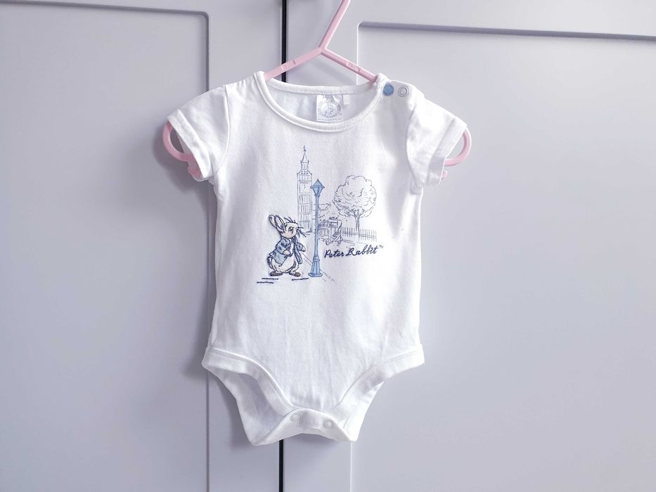 Białe haftowane body Peter Rabbit 56 62