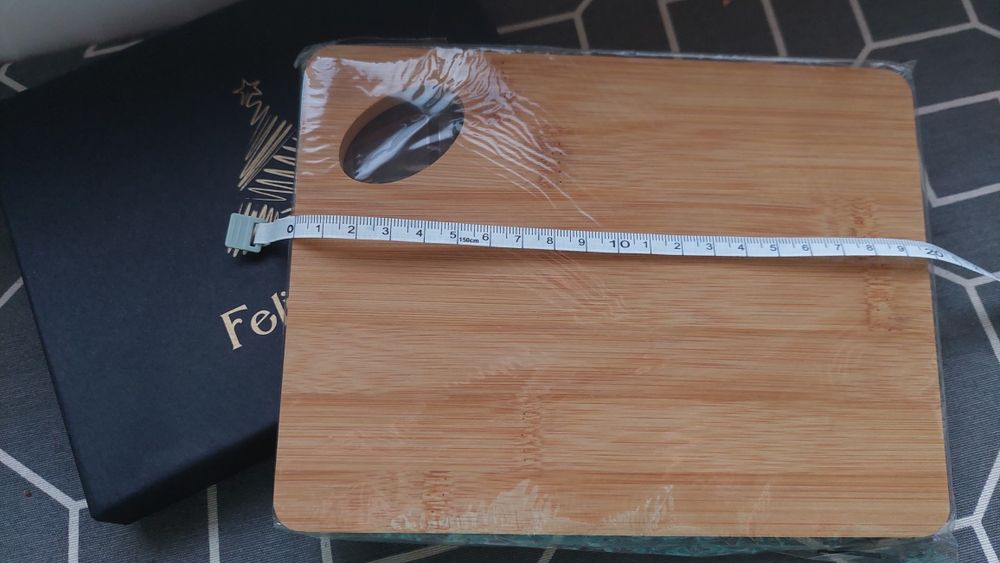 Conjunto de facas para queijo  e uma tábua de corte