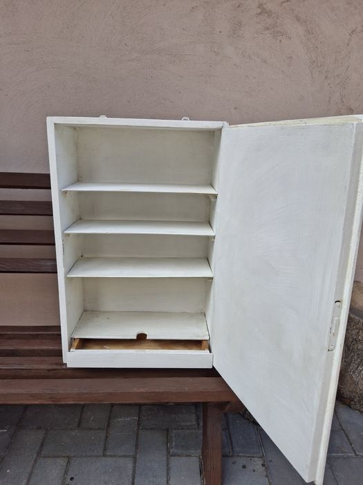 Bardzo stara szafeczka do powieszenia ze skrytką