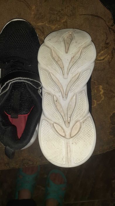 Продам детские кроссовки