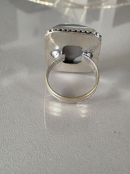 Okazały pierścionek z kamieniem